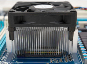 Plastik PBT CPU Fan 12V DC Rendah Dan Efisien Kontrol Suhu